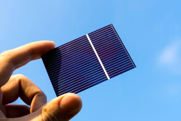 グリーン エネルギー 手での太陽電池セル — ストック写真