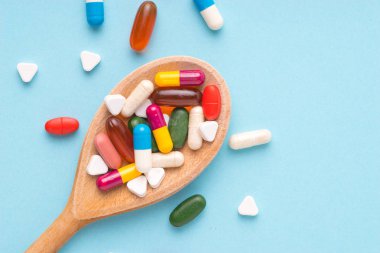 Tıp, tablet, vitamin ve uyuşturucu çeşitli şekil