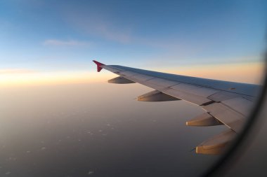 Bulutlar ve gökyüzü güneşli gün uçak penceresinden