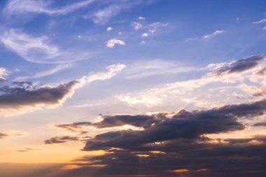 Yaz aylarında günbatımı gökyüzü arka plan