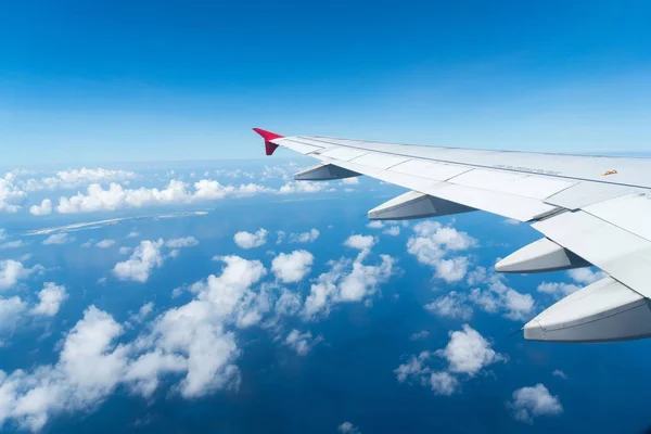 Moln Och Himmel Solig Dag Genom Flygplan Fönster — Stockfoto