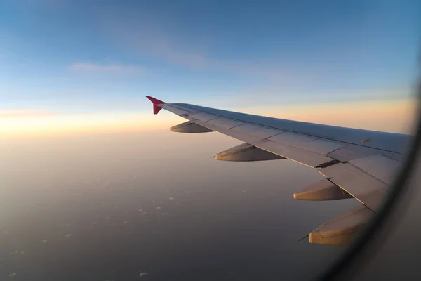 Chmury Niebo Słoneczny Dzień Przez Okno Samolotu — Zdjęcie stockowe