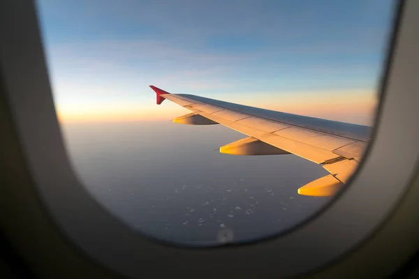 Moln Och Himmel Solig Dag Genom Flygplan Fönster — Stockfoto