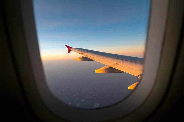 Nuvens Céu Dia Ensolarado Através Janela Avião — Fotografia de Stock