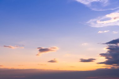 Yaz aylarında günbatımı gökyüzü arka plan