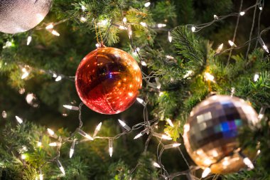 Noel top için dekorasyon ağaç üzerinde