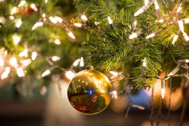 Noel top için dekorasyon ağaç üzerinde