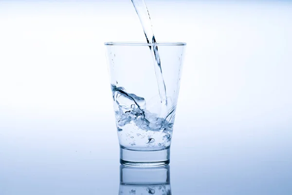 Nahaufnahme Wie Man Trinkwasser Glas Gießt Studioaufnahme — Stockfoto