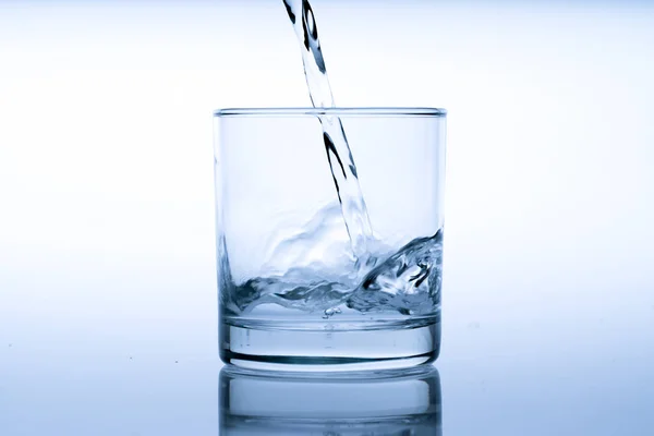 Vaso Agua Con Vertido Botella Toma Estudio — Foto de Stock