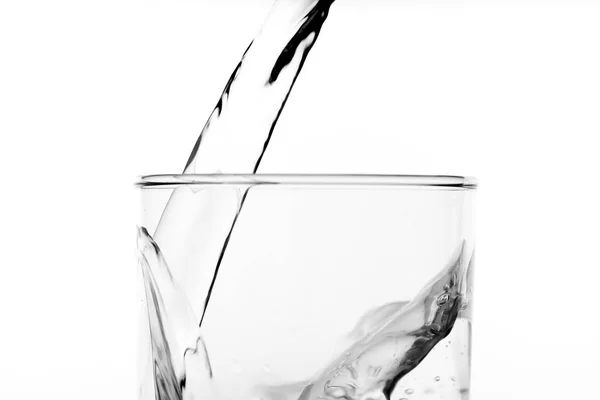 Vaso Agua Con Vertido Botella Toma Estudio — Foto de Stock