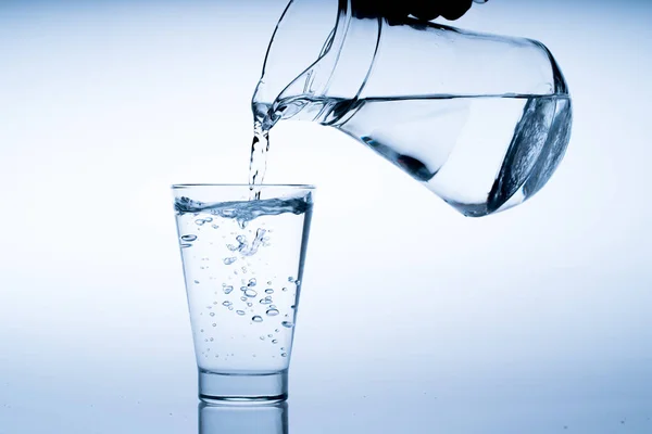 Vaso Agua Con Vertido Botella Toma Estudio — Foto de Stock