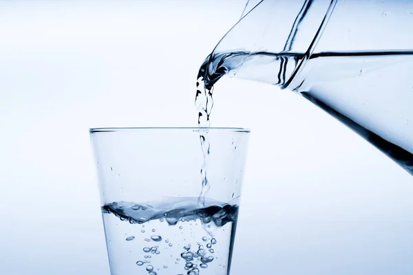 Vaso Agua Con Vertido Botella Toma Estudio — Foto de Stock