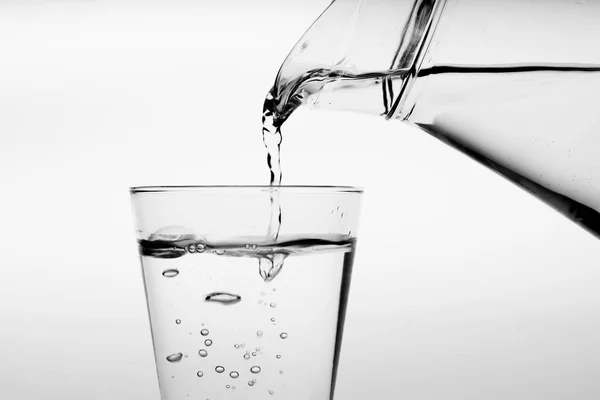 Vaso Agua Con Vertido Botella Toma Estudio — Foto de Stock