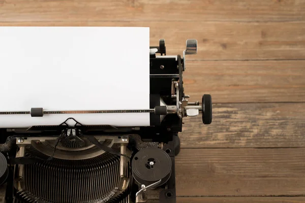 スタジオでレトロなスタイルのタイプライターの平面図 — ストック写真