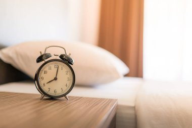 Beyaz metal çalar saat Yatak 8 am.