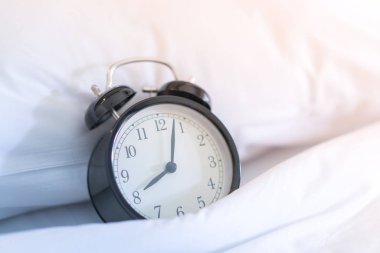 Beyaz metal çalar saat Yatak 8 am.