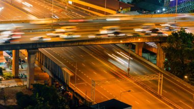 Bangkok 'ta, yoğun saatlerde üstten otoyol