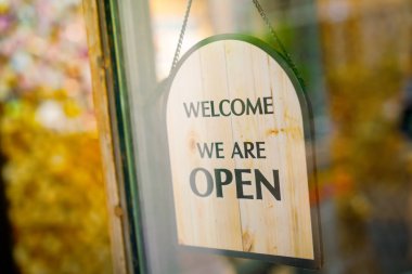 Restoranda ve mağazada açık tabela