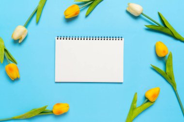 Yukarıdan çiçek ve kağıt.