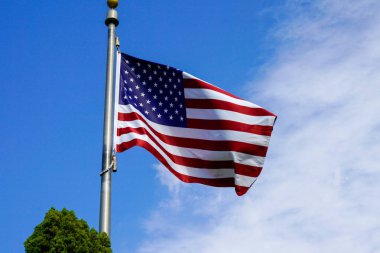 Mavi gökyüzünde Usa bayrağı