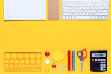 Konsept yaratıcı okul çalışmalarında renkli durağan