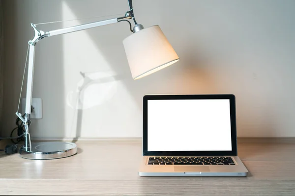 Laptop Biurku Lampą — Zdjęcie stockowe