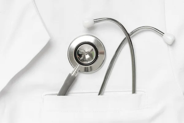 医生制服口袋里的医疗设备 — 图库照片