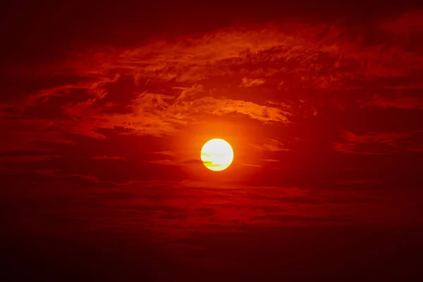 大太阳，日落的天空背景 — 图库照片