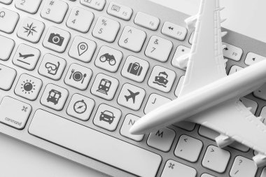 Online rezervasyon kavramı için bilgisayar klavyesindeki seyahat simgesi