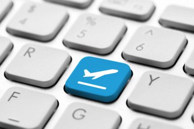 Online rezervasyon kavramı için bilgisayar klavyesindeki seyahat simgesi