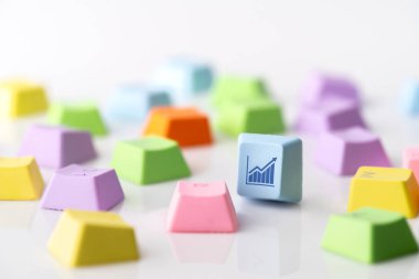 Renkli bilgisayar klavyesinde iş, pazarlama ve çevrimiçi alışveriş stratejisi konsepti simgesi