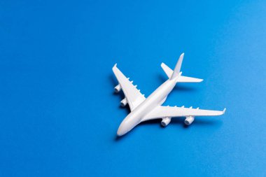 Online bilet ve turizm konsepti için uçak modeli