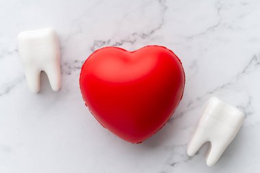 Üst kattan diş teçhizatı, stüdyoda düz yatıyordu.