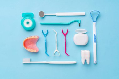 Üst kattan diş teçhizatı, stüdyoda düz yatıyordu.