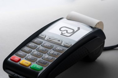 Kredi kartı makinesiyle tatil kavramı