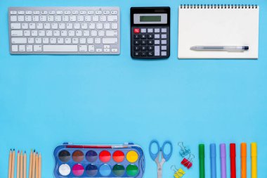 Konsept yaratıcı okul çalışmalarında renkli durağan