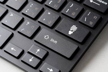 Yeşil ve eko kavramı için bilgisayar klavyesindeki simgeyi geri dönüştür