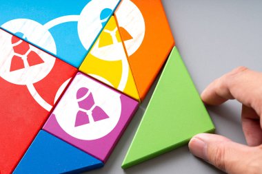 İş ve İnsan Kaynakları Yönetimi renkli bulmacada simge