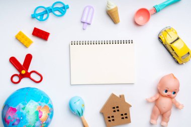 Yaratıcı eğitim konseptinde Kid için düz yerde bir oyuncak seti