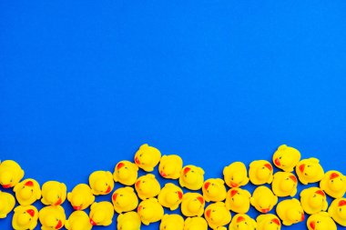 Çocuk için sarı ördek oyuncağı Düz La 'da yaratıcı eğitim konsepti