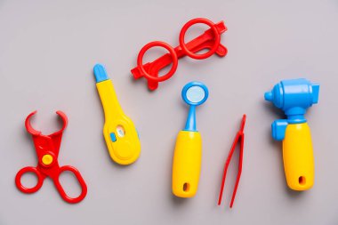 Doktor, Kid 'in yaratıcı eğitim konsepti için düz yerde oyuncak koydu.