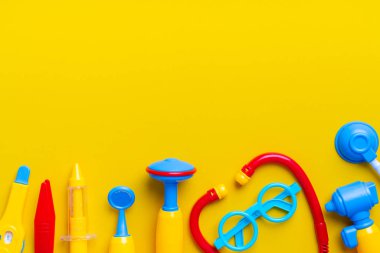 Doktor, Kid 'in yaratıcı eğitim konsepti için düz yerde oyuncak koydu.