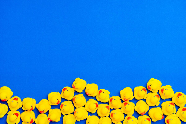 Желтая игрушка-утка для малыша в концепции творческого образования в квартире
