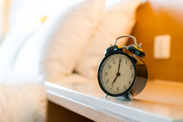 Reloj despertador de metal en dormitorio blanco —  Fotos de Stock