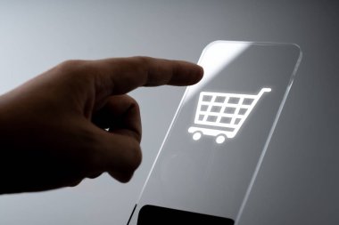 Çevrimiçi alışveriş işi akıllı telefondaki simge uygulaması