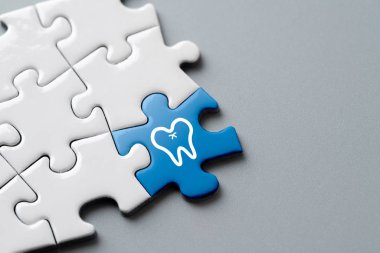 Küresel sağlık hizmetleri için yapboz üzerine tıbbi simge