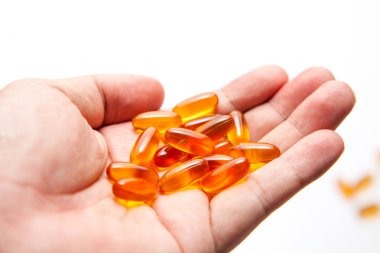 Sağlıklı konsept için vitamin kapsülü balık yağı