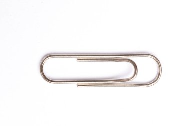 Beyaz arkaplanda ataç