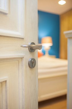 Otel ve ev konsepti için yatak odasının kapısını açmak