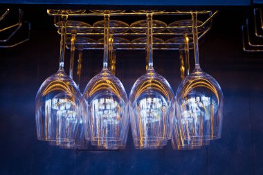 Restoranda ve barda cam izleri var.